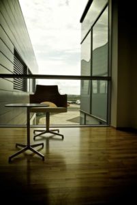 bilde av et tomte kontor med en stol og et bord
